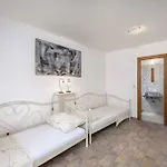 In 33081 Nyaraló *